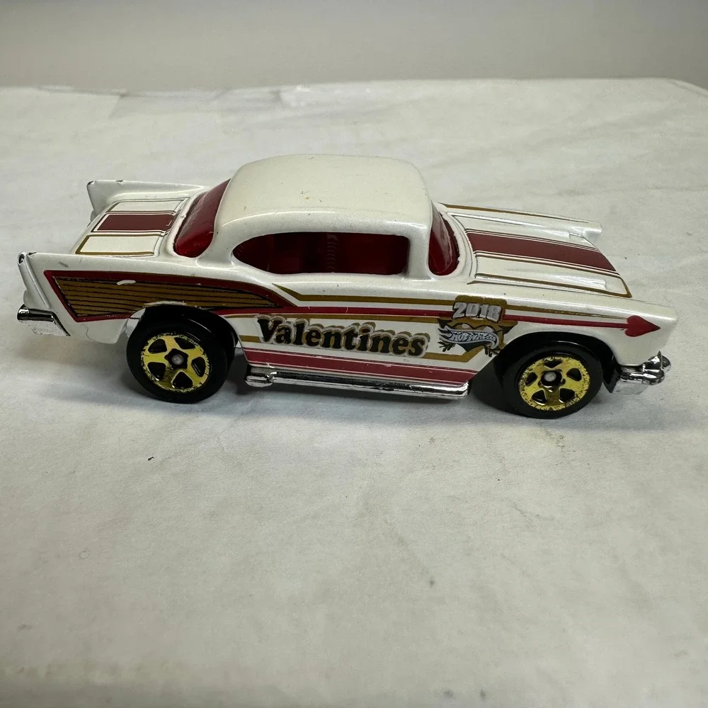 Hot Wheels 2018 Valentines 57 Chevy Diecast Car White‎ Red Gold 164 Scale